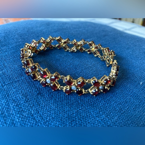 Elegant Gold and Garnet Bracelet - Picture 1 of 8